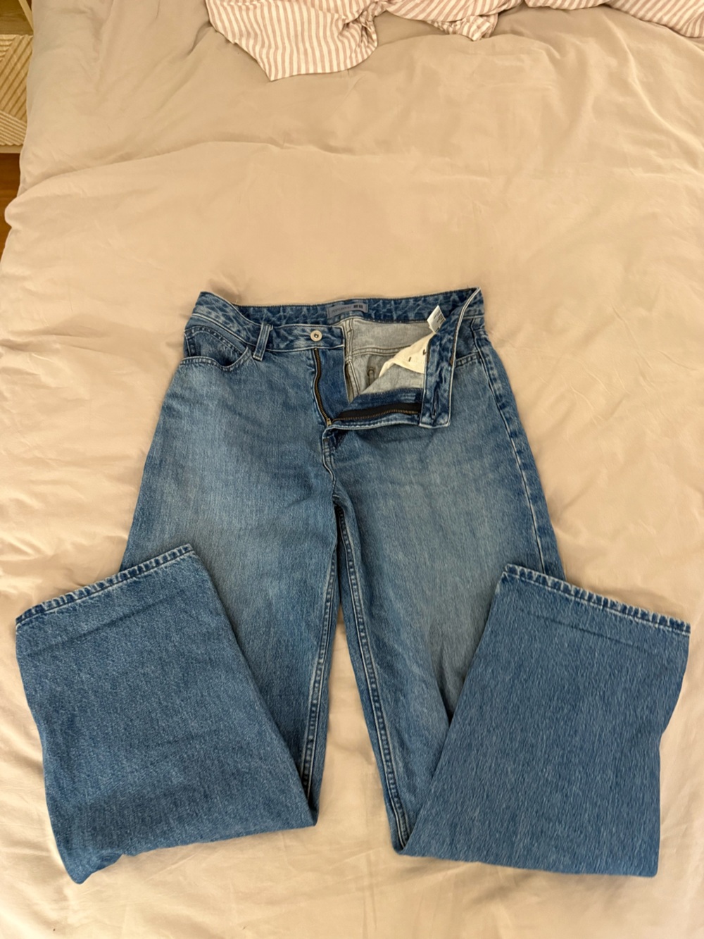 Uniqlo JW ANDERSON women’s mid wash blue jeans